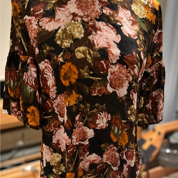 H&M Black/Floral Flounce Top. NWOT size 42/12 - Picture 2 of 10